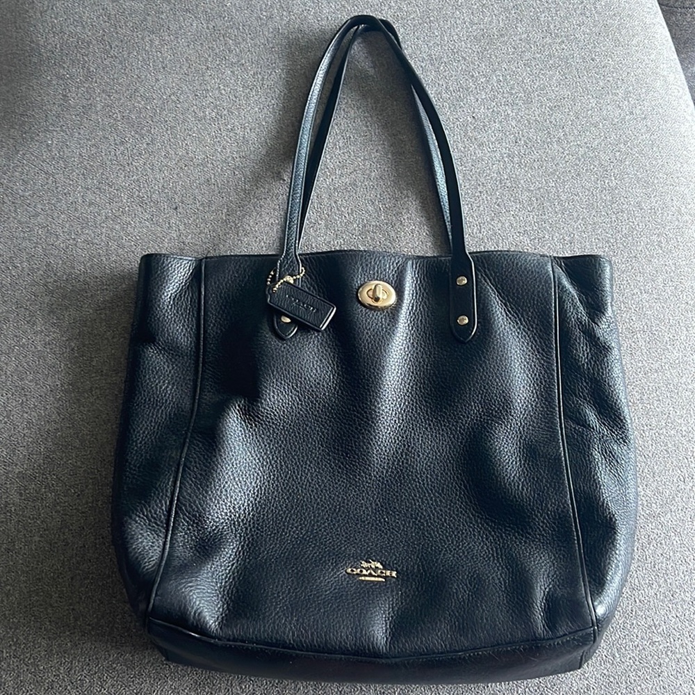 Coach shoulder tore bag with additional front clasp pocket